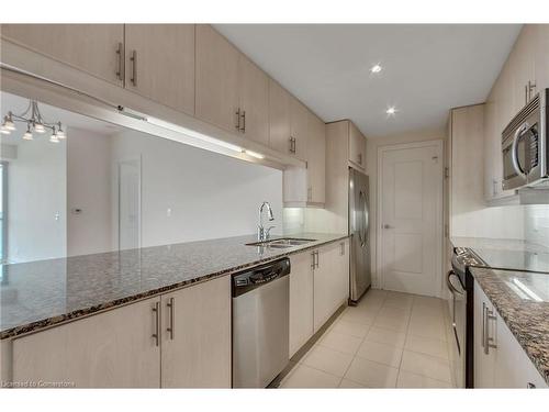 914-1055 Southdown Road, Mississauga, ON - Indoor Photo Showing Kitchen With Stainless Steel Kitchen With Upgraded Kitchen