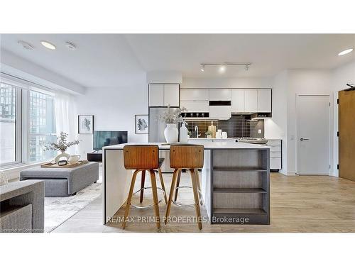 607-4065 Confederation Parkway, Mississauga, ON - Indoor Photo Showing Kitchen