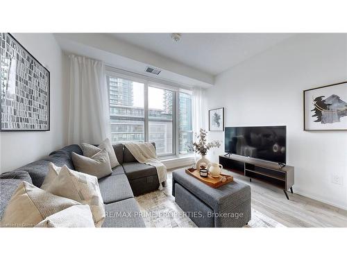 607-4065 Confederation Parkway, Mississauga, ON - Indoor Photo Showing Living Room