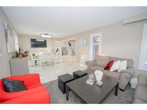 58 Blackthorn Lane, Peel, ON - Indoor Photo Showing Living Room