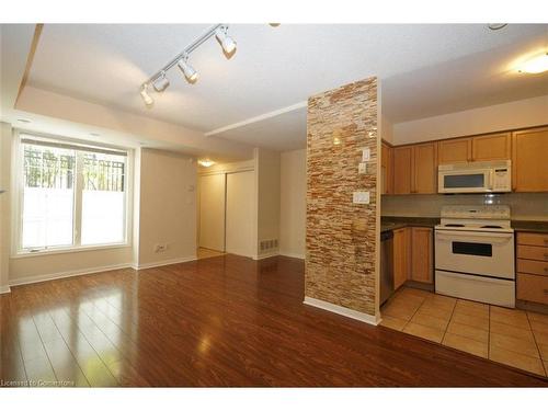 665-3 Everson Drive, Toronto, ON - Indoor Photo Showing Kitchen