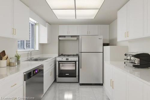 202-880 Dundas Street, Mississauga, ON - Indoor Photo Showing Kitchen