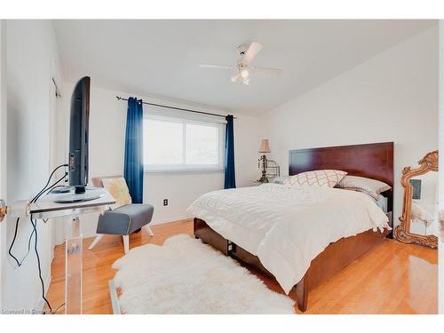 112 Buckingham Drive, Hamilton, ON - Indoor Photo Showing Bedroom