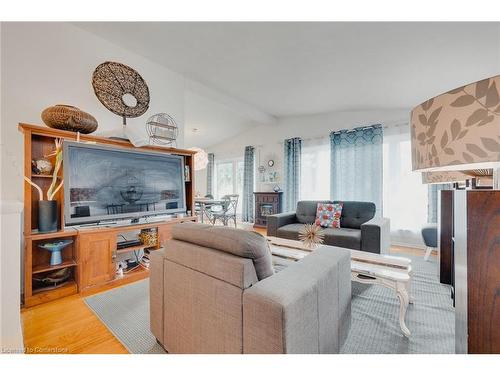 112 Buckingham Drive, Hamilton, ON - Indoor Photo Showing Living Room