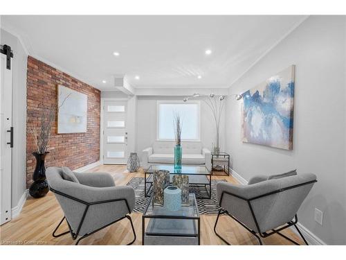 42 Larchmount Avenue, Toronto, ON - Indoor Photo Showing Living Room