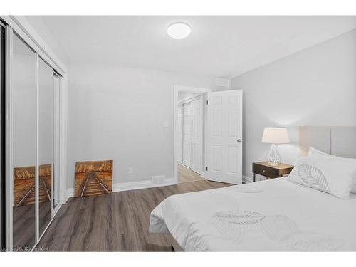 42 Larchmount Avenue, Toronto, ON - Indoor Photo Showing Bedroom