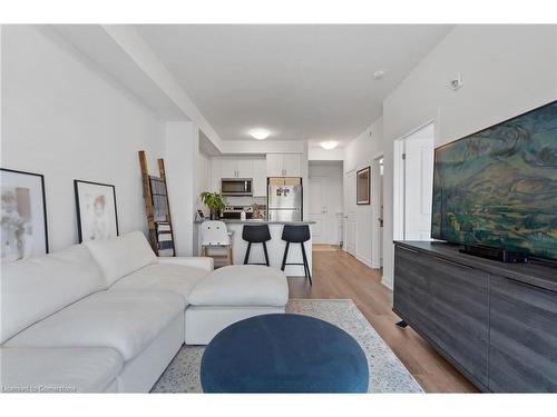 220-5055 Greenlane Road, Beamsville, ON - Indoor Photo Showing Living Room