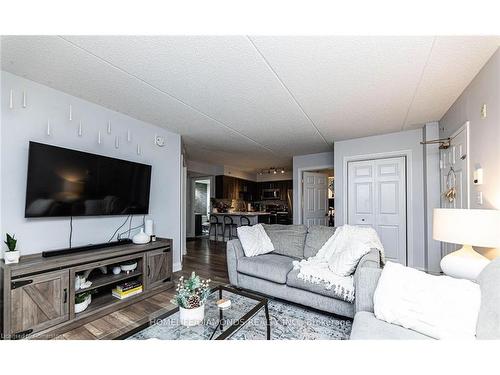 306-1450 Bishops Gate, Oakville, ON - Indoor Photo Showing Living Room