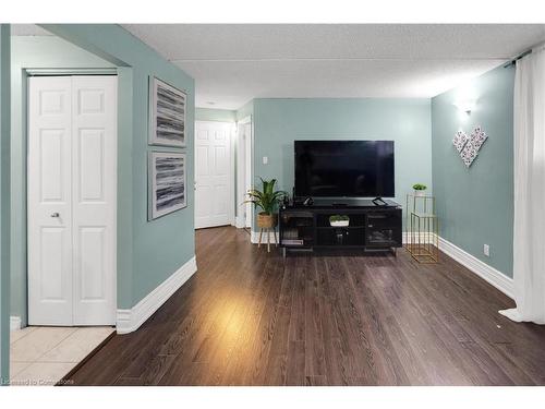 303-266 Overlea Drive, Kitchener, ON - Indoor Photo Showing Living Room