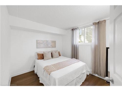 303-266 Overlea Drive, Kitchener, ON - Indoor Photo Showing Bedroom