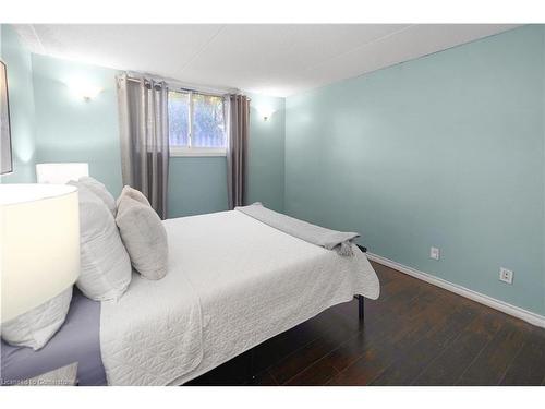 303-266 Overlea Drive, Kitchener, ON - Indoor Photo Showing Bedroom