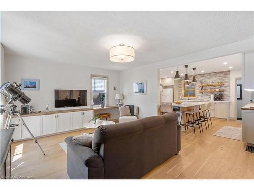 13851 Norton Line, Thamesville, ON - Indoor Photo Showing Living Room