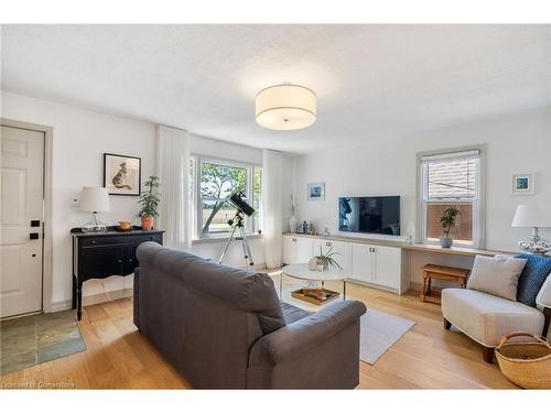 13851 Norton Line, Thamesville, ON - Indoor Photo Showing Living Room