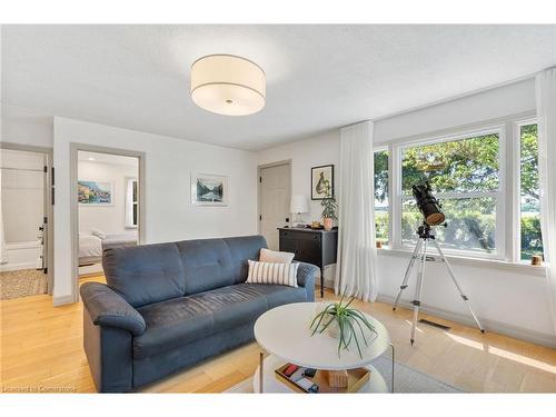 13851 Norton Line, Thamesville, ON - Indoor Photo Showing Living Room