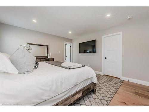 71 Hopewell Crossing Drive, Breslau, ON - Indoor Photo Showing Bedroom