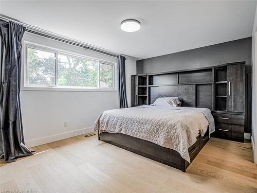 3135 Michael Crescent, Burlington, ON - Indoor Photo Showing Bedroom