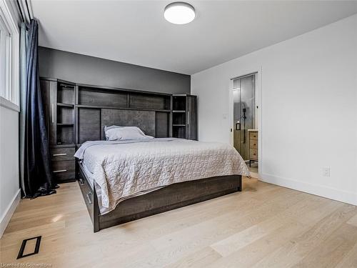 3135 Michael Crescent, Burlington, ON - Indoor Photo Showing Bedroom