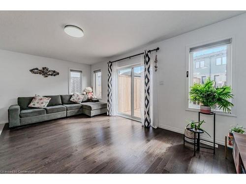 15 Pony Way, Kitchener, ON - Indoor Photo Showing Living Room