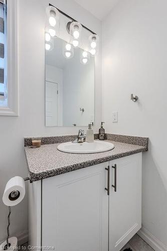 15 Pony Way, Kitchener, ON - Indoor Photo Showing Bathroom