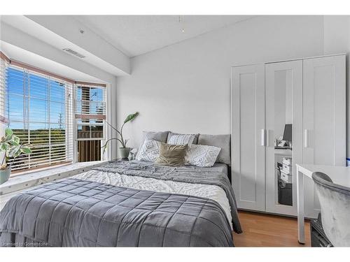 409-4005 Kilmer Drive, Burlington, ON - Indoor Photo Showing Bedroom