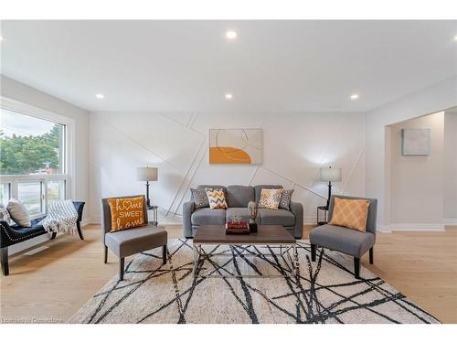 3381 Tallmast Crescent, Mississauga, ON - Indoor Photo Showing Living Room