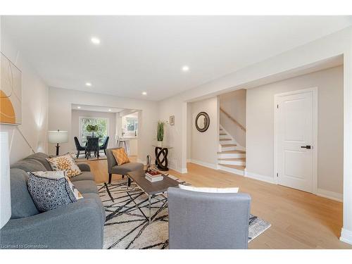 3381 Tallmast Crescent, Mississauga, ON - Indoor Photo Showing Living Room