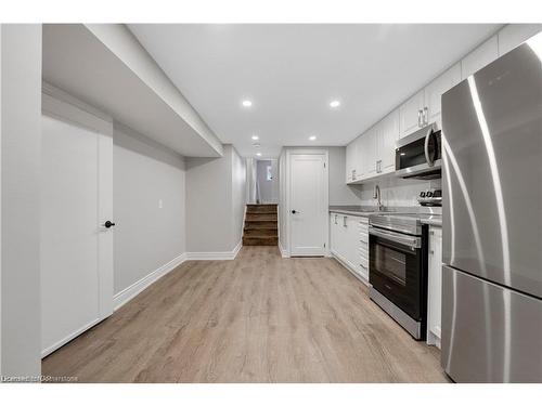 8059 Aintree Drive, Niagara Falls, ON - Indoor Photo Showing Kitchen