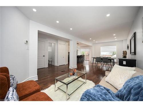 3845 Althorpe Circle, Mississauga, ON - Indoor Photo Showing Living Room