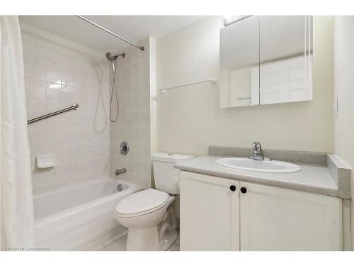 316-51 Baffin Court, Richmond Hill, ON - Indoor Photo Showing Bathroom