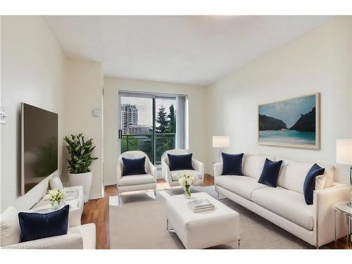 316-51 Baffin Court, Richmond Hill, ON - Indoor Photo Showing Living Room