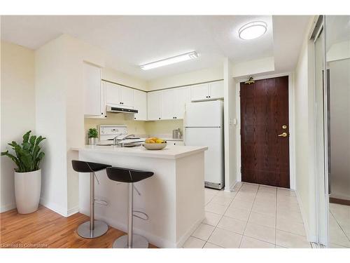 316-51 Baffin Court, Richmond Hill, ON - Indoor Photo Showing Kitchen