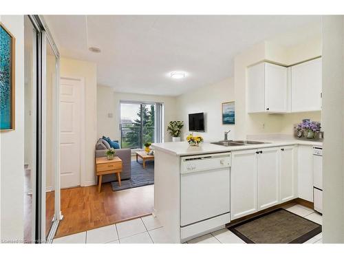 316-51 Baffin Court, Richmond Hill, ON - Indoor Photo Showing Kitchen With Double Sink