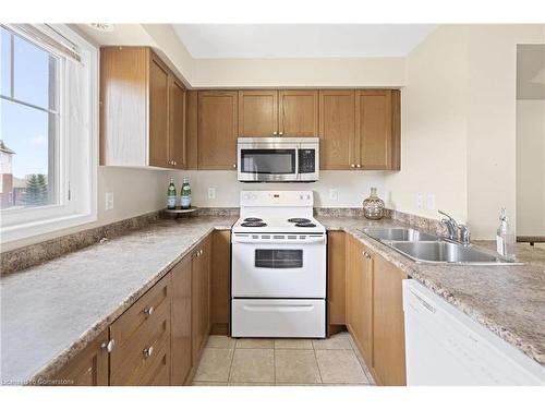 22-5625 Oscar Peterson Boulevard, Mississauga, ON - Indoor Photo Showing Kitchen With Double Sink