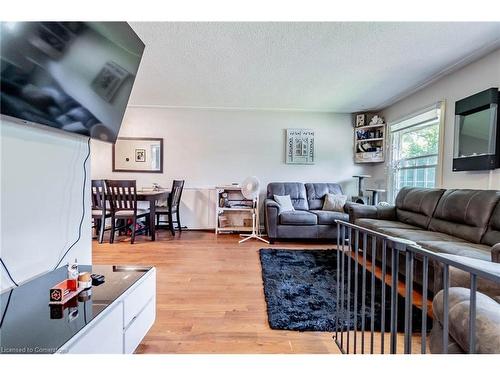 2 1/2 Leaside Drive, St. Catharines, ON - Indoor Photo Showing Living Room