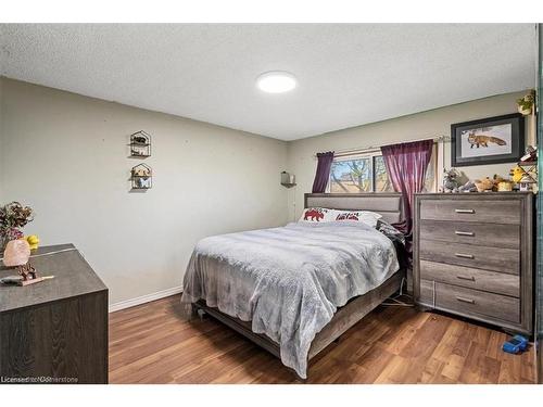 2 1/2 Leaside Drive, St. Catharines, ON - Indoor Photo Showing Bedroom