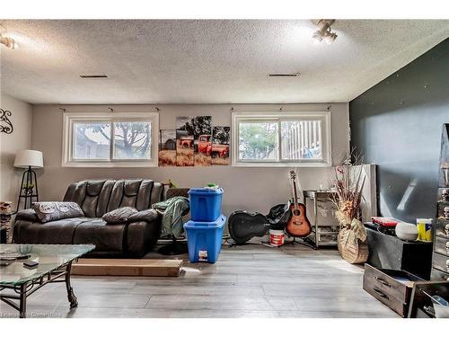 2 1/2 Leaside Drive, St. Catharines, ON - Indoor Photo Showing Living Room