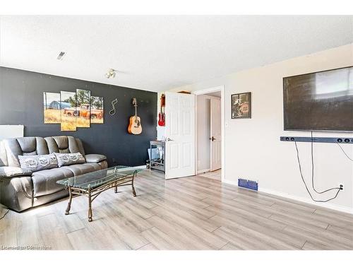 2 1/2 Leaside Drive, St. Catharines, ON - Indoor Photo Showing Living Room