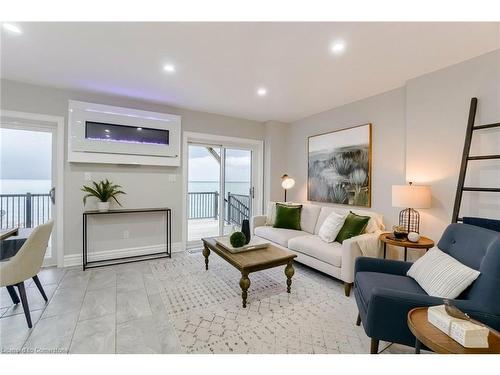 53 Windemere Road, Stoney Creek, ON - Indoor Photo Showing Living Room