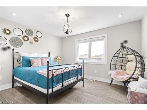 263 Memorial Park Drive, Welland, ON - Indoor Photo Showing Bedroom