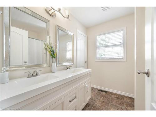 15-26 Poplar Drive, Cambridge, ON - Indoor Photo Showing Bathroom