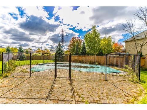 8 Playfair Court, Ancaster, ON - Outdoor