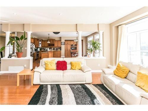 8 Playfair Court, Ancaster, ON - Indoor Photo Showing Living Room