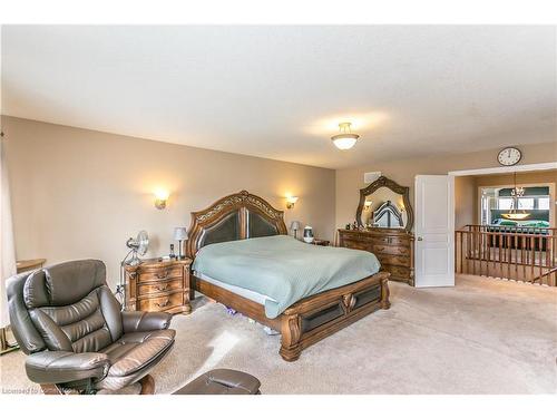 8 Playfair Court, Ancaster, ON - Indoor Photo Showing Bedroom