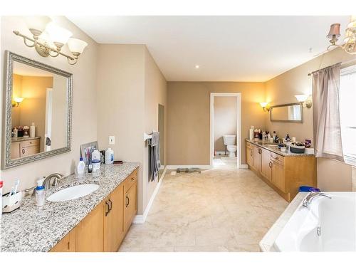 8 Playfair Court, Ancaster, ON - Indoor Photo Showing Bathroom