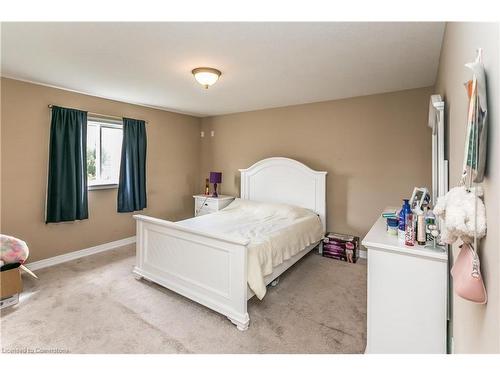 8 Playfair Court, Ancaster, ON - Indoor Photo Showing Bedroom