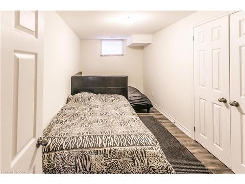 8 Playfair Court, Ancaster, ON - Indoor Photo Showing Bedroom