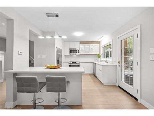 7 Veery Place, Toronto, ON - Indoor Photo Showing Kitchen With Upgraded Kitchen