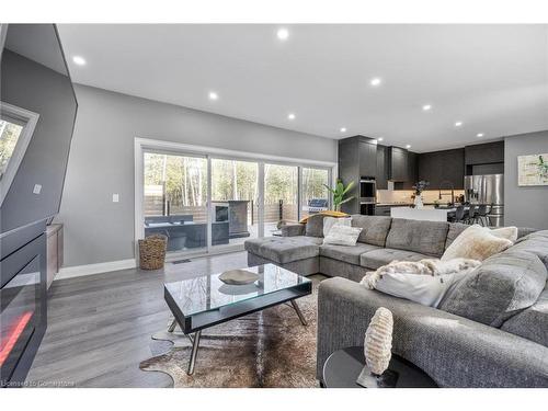 11 Joliet Crescent, Tiny, ON - Indoor Photo Showing Living Room