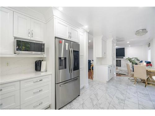 35 Jones Drive, Barrie, ON - Indoor Photo Showing Kitchen