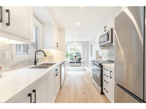 7318 Bendigo Circle, Mississauga, ON - Indoor Photo Showing Kitchen With Stainless Steel Kitchen With Double Sink With Upgraded Kitchen